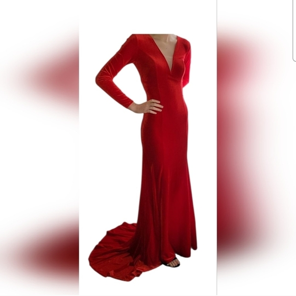 Elegant Red Long Sleeve Gown - Picture 2 of 4